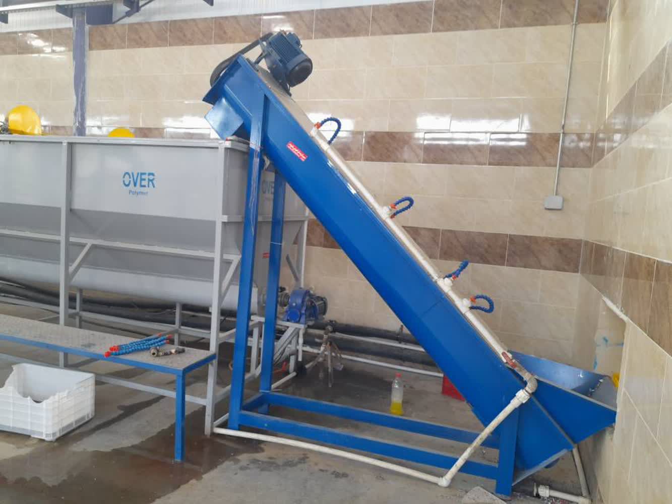  ماردون یا اسکرو صنعتی (Screw Conveyor) چیست؟اسکرو یک دستگاه مکانیکی است که برای انتقال مواد جامد، پودری، یا دانه‌ای (مثل خاک، سیمان، آرد، یا گرد و غبار صنعتی) از یک نقطه به نقطه دیگر استفاده می‌شود.